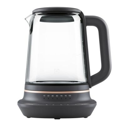 Electrolux伊萊克斯 E7GK1-73BP Electrolux 伊萊克斯 E7GK1-73BP 電熱水壺,容量1~2公升,採用耐熱高硼矽玻璃內膽,尺寸296 x 246 x 284 mm,重量僅2.03kg,適合110V/60Hz環境使用,消耗功率1000W以上,快速沸騰並具安全防乾燒功能。產地中國,提供1年保固,是居家煮水的最佳選擇,耐用且易清潔。