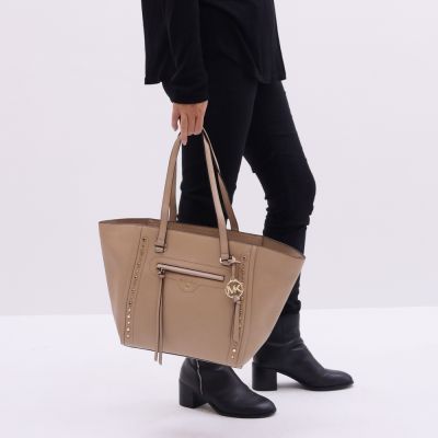 MICHAEL KORS CARINE 經典荔枝皮革鉚釘肩背拉鍊托特包(褐)
