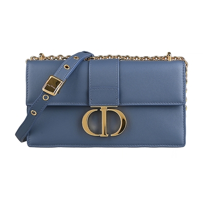 Christian Dior 迪奧 Montaigne 系列斜揹包，以金字 CD 字母 LOGO 裝飾，採用高階藍色系小牛皮製成，壓釦翻蓋設計，簡約時尚。內層為小牛皮，附贈防塵袋，背帶長度可調，適合日常出勤與輕便攜帶。
