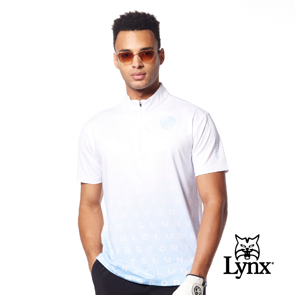 【Lynx Golf】男款吸溼排汗機能漸層色系盾牌造型印花下擺開叉短袖立領POLO衫/高爾夫球衫-白/藍色 (白藍色)