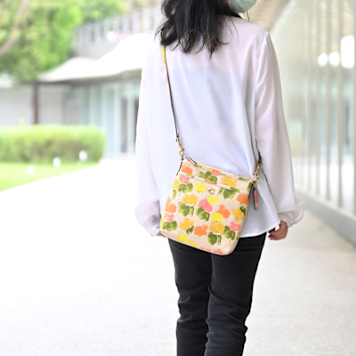 COACH KITT C字LOGO花卉印花拉鍊斜背扁包(淺褐)