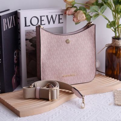 MICHAEL KORS BRILEY 金屬LOGO滿版品牌MK印花斜背包(芭蕾粉 小)