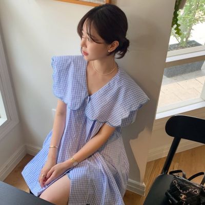 MOCO韓版chic減齡復古設計感減齡刺繡大片娃娃領單排扣格紋短洋裝