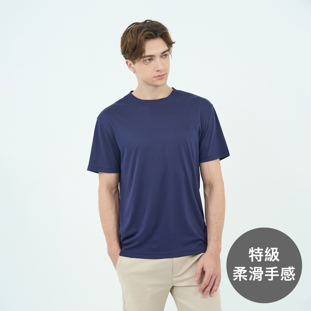 GIORDANO 男/女裝圓領小刺繡短袖上衣 Liquid Touch系列【多色任選】 (62 暗藍)