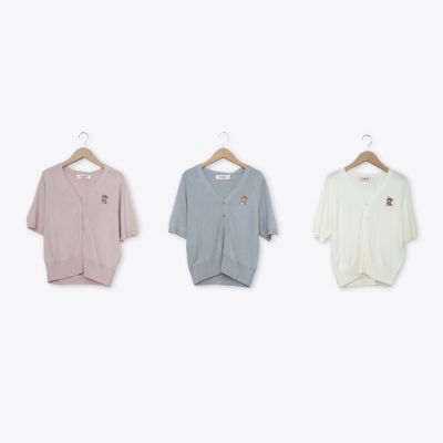 【CUMAR】小熊刺繡V領排釦短袖針織外套 白 粉 灰(魅力商品)