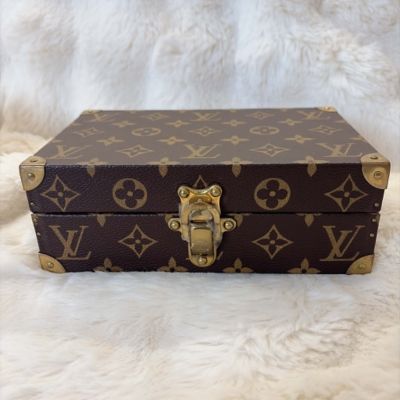 LV LOUIS VUITTON路易威登 M74876 經典硬面置物扣式箱子 這款 LV LOUIS VUITTON 路易威登 M74876 經典硬麵置物扣式箱子,採用咖啡色系設計搭配時尚印花,外層為合成皮材質,內層為高階織布,輕便實用。配有盒裝、防塵套與紙袋,尺寸為長20.5CM、寬14CM、高7.5CM,適合日常使用與旅行攜帶,男女皆可適用。