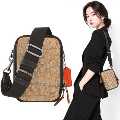 COACH 咖啡色大C織紋斜背包