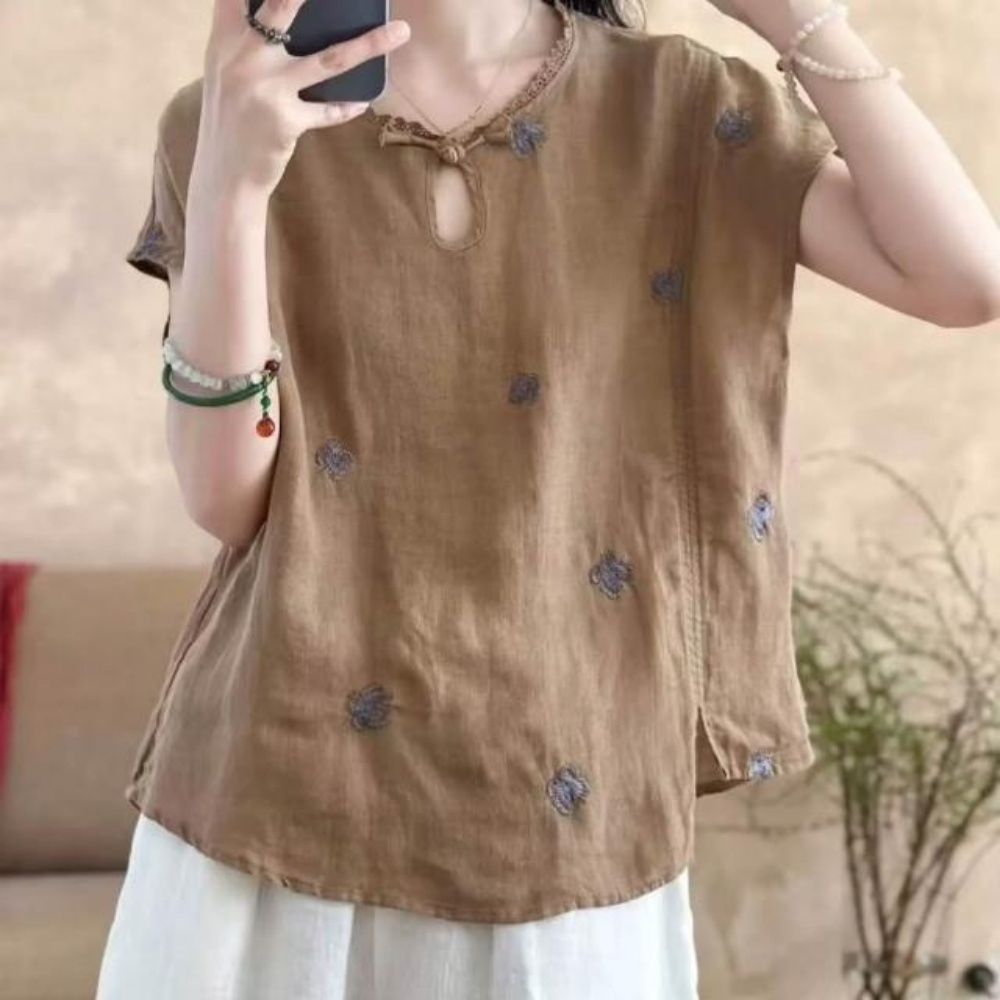 【LANNI 藍尼】★涼爽透氣刺繡棉麻上衣(女裝/女上衣/短袖T恤/休閒/日系/通勤) (卡其)