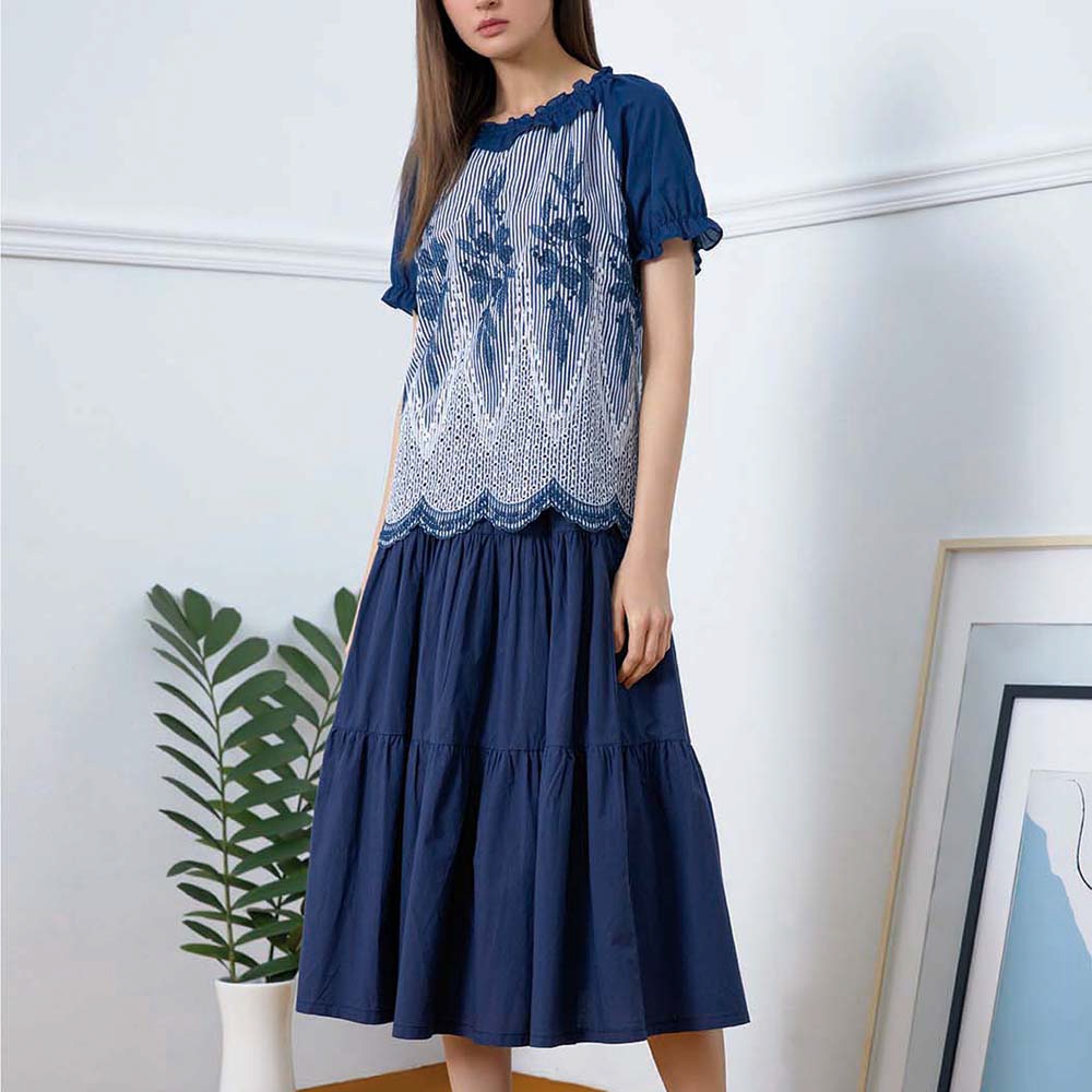 JIN HWA 今譁 詹譁霓 經典刺繡荷葉領造型上衣Q6221 (藍色系)