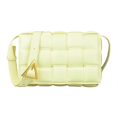 BV BOTTEGA VENETA 寶緹嘉 寬編織LOGO羊皮釦式斜背枕頭包(淺黃)