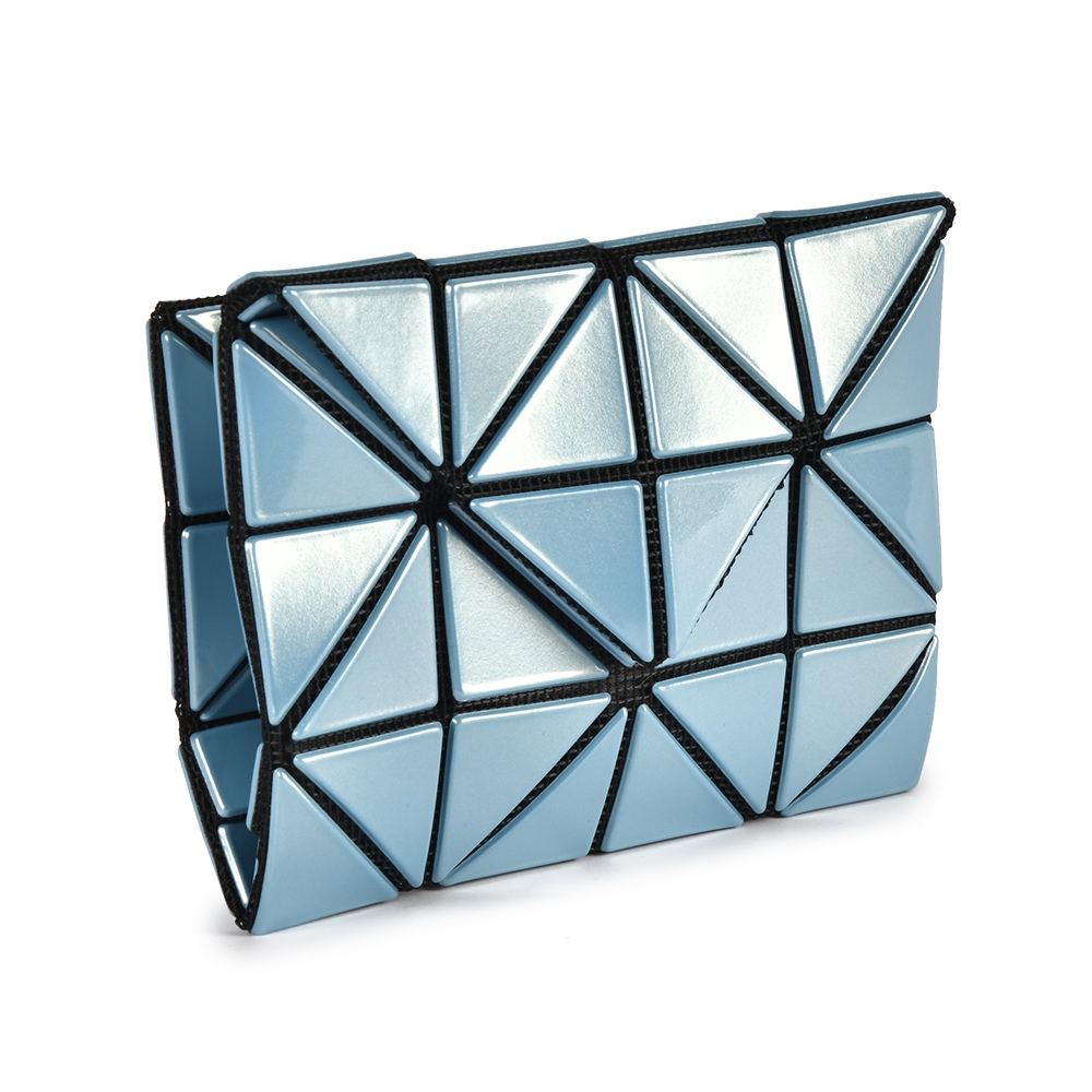 ISSEY MIYAKE 三宅一生BAOBAO 亮面方格3x4信封式雙折壓扣證件零錢夾-天藍色