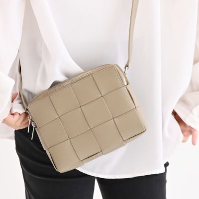 BOTTEGA VENETA Cassette 牛皮大編織雙拉鍊斜背相機包(淺石灰)