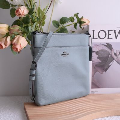 COACH 金屬LOGO防刮皮革斜背小扁包(灰藍)