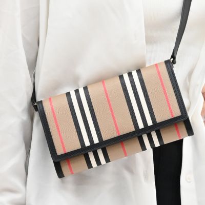 BURBERRY 巴寶莉 HANNAH 經典英倫條紋信封式多卡翻蓋斜背包/WOC(卡其/黑)