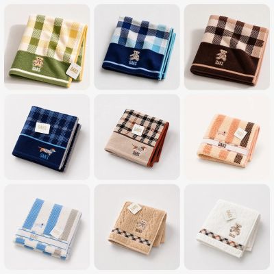 【DAKS】經典英倫格紋小熊刺繡純棉毛巾方巾 ｜多款任選組｜夏日沁涼禮贈款｜附贈精美束口包裝