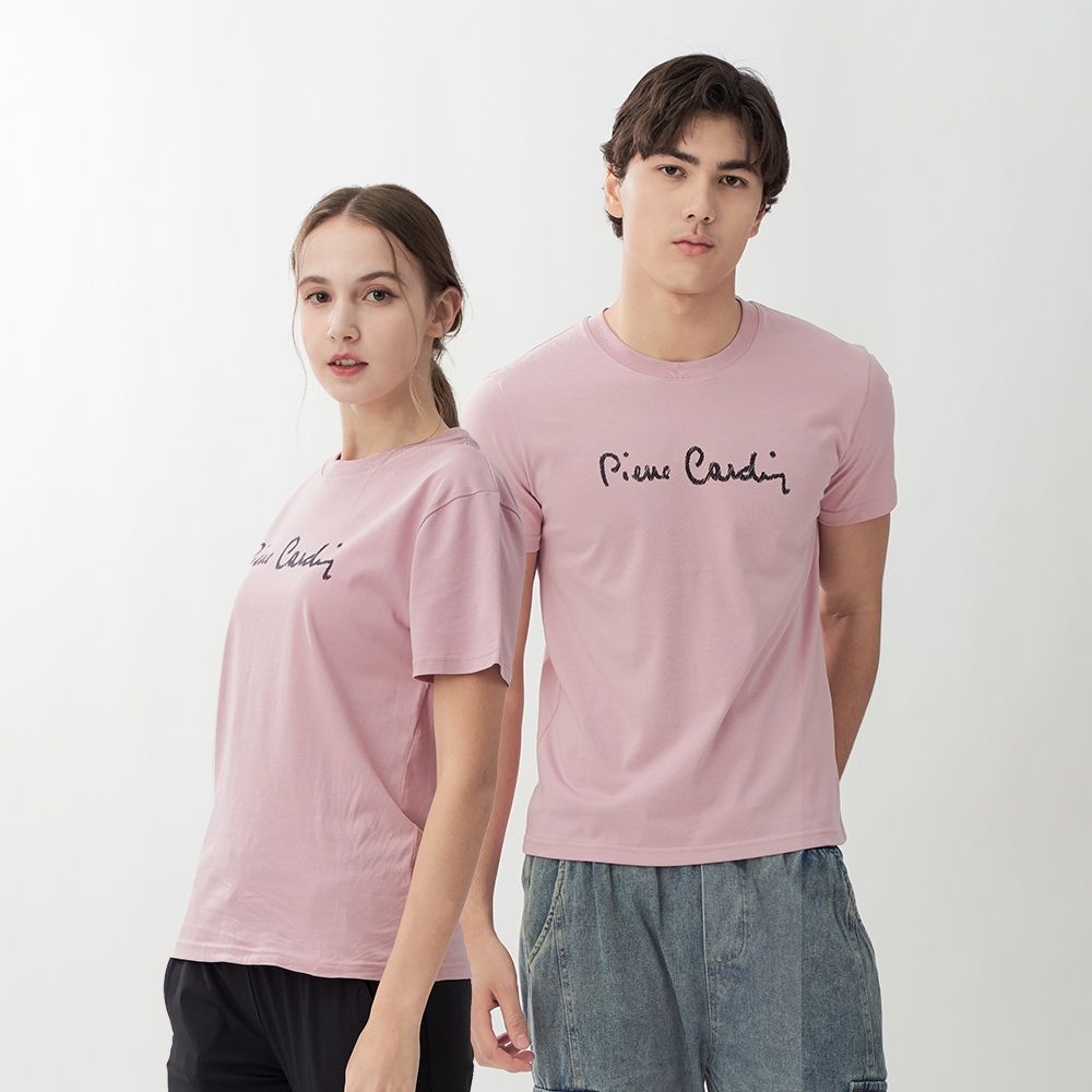pierre cardin 皮爾卡登 男女同款 涼感英文草寫印花logo圓領短袖T恤(多色任選) (粉紅色系)