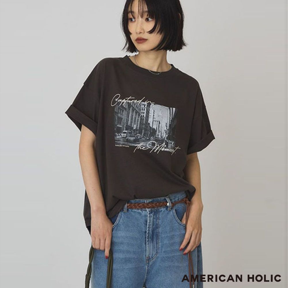 〔AMERICAN HOLIC〕正面印花圖案圓弧下擺落肩T恤