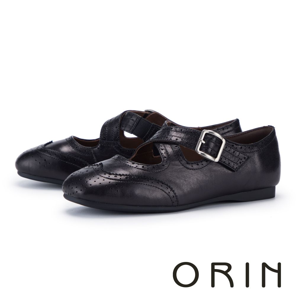 ORIN 油蠟羊皮雕花扣環平底鞋 黑色