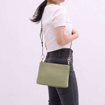MICHAEL KORS TRISHA 金屬LOGO經典MK素色皮革3層斜背包(草綠)
