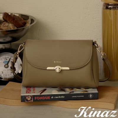 KINAZ 三層澎澎柔軟皮革精緻轉釦掀蓋斜背包-蜜欖果-澳式丹波麵包系列