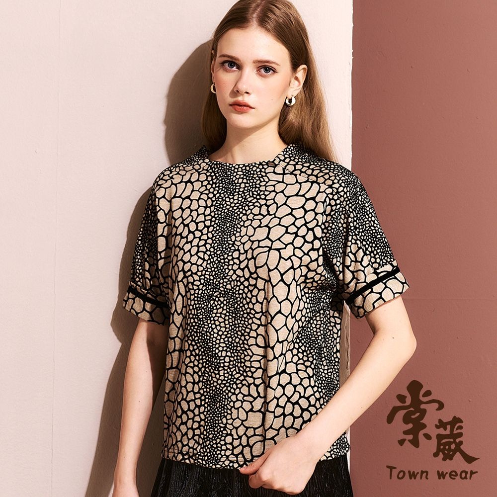【TOWNWEAR棠葳】時尚不規則紋理上衣(中大尺碼/女上衣/女上著/短袖/滿版/拉鍊) (咖啡色系)