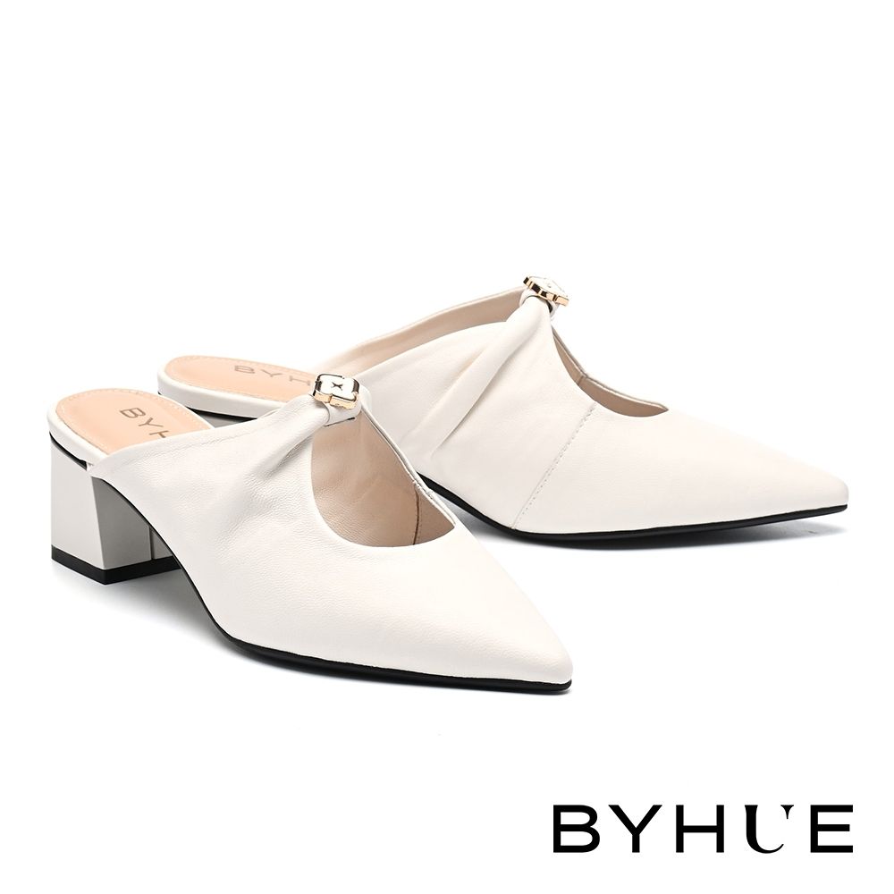 穆勒鞋 BYHUE 優雅大人感LOGO小花釦超軟羊皮軟芯高跟穆勒拖鞋－白