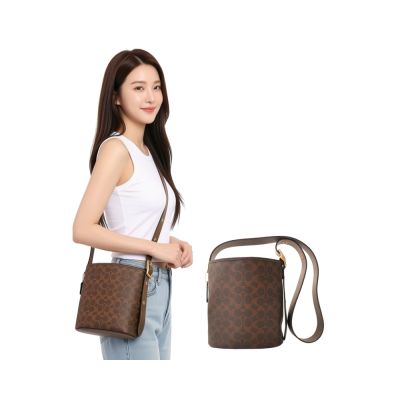 COACH 專櫃款BLEECKER 21 楓木色C LOGO PVC水桶包