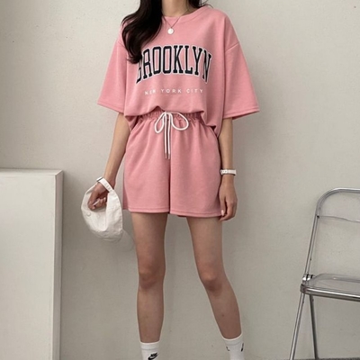 La Belleza休閒減齡圓領英文字印花寬鬆上衣+鬆緊腰抽繩側口袋闊腿短褲套裝