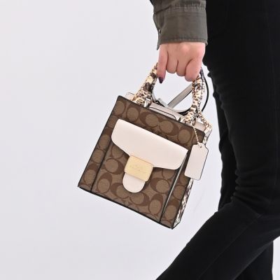 COACH MINI PEPPER 金屬LOGO蛇麟壓紋提把迷你兩用紙袋包(駝/白)