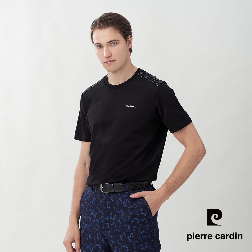 pierre cardin 皮爾卡登 休閒服飾 男款 肩部線條印花圓領短袖T恤-黑色(5267280-99)