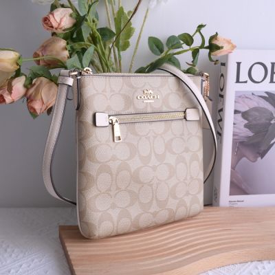 COACH Mini Rowan File Bag 經典C LOGO印花拉鍊斜背扁包(卡其/白)
