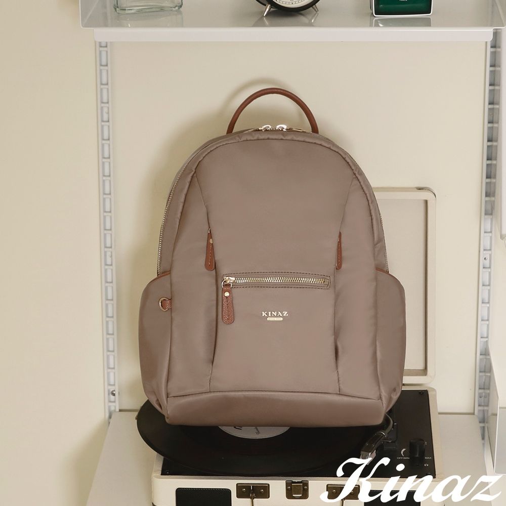 KINAZ 多袋大容量流線防潑水尼龍牛皮輕機能手提後背包-沙丘柔棕-流沙系列