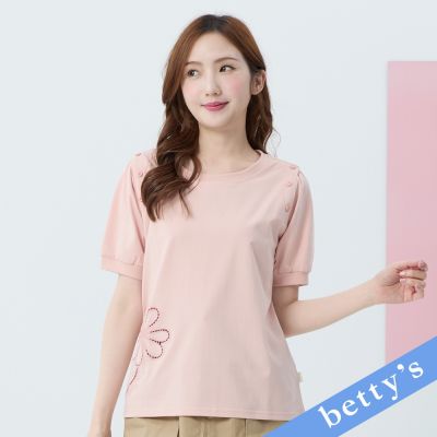 betty’s貝蒂思　花花鏤空刺繡裝飾釦T-shirt(粉色)