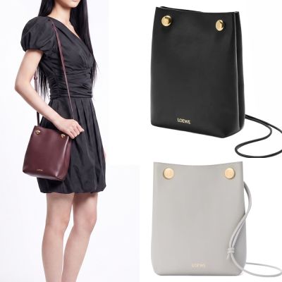 LOEWE 羅威 Anagram Pebble 新版 雙卵石金壓紋小牛皮肩 斜背骰子包-多色可選
