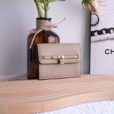 MICHAEL KORS HAMILTON  質感鎖頭吊墜翻蓋扣式卡片零錢包(卡其)