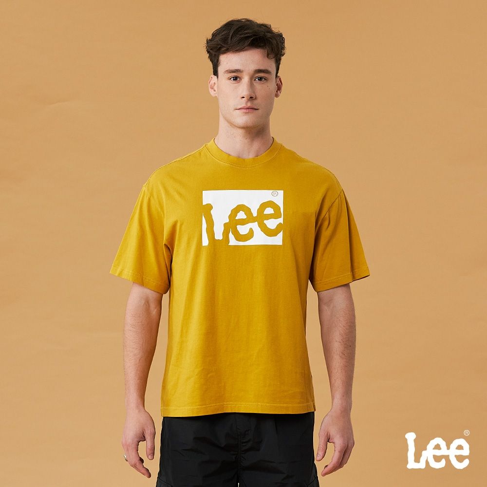 Lee 男女款 季節性版型 方形大LOGO短袖圓領TEE 六色 (芥末黃)