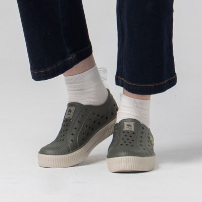 moz 瑞典 駝鹿 雙色洞洞餅乾水鞋 (橄欖綠)-附鞋扣