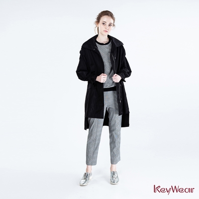 KeyWear奇威名品    簡約俐落長版風衣外套-黑色