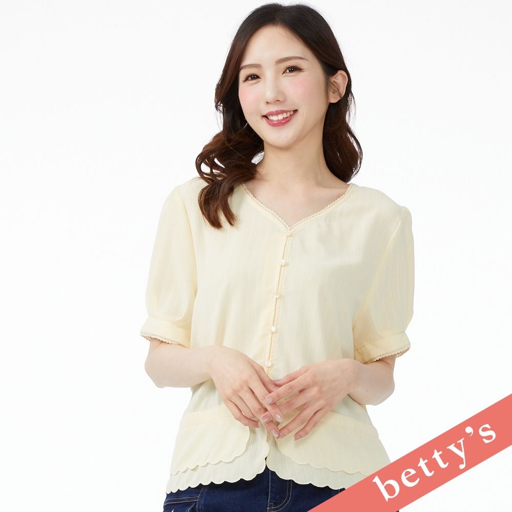 betty’s貝蒂思　下擺雲朵邊刺繡V領上衣(淺黃) (淺黃)