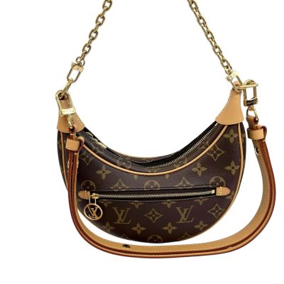 LV LOUIS VUITTON 路易威登 M81098 經典 LOOP 系列 Monogram 帆布斜揹包，採用咖啡色系設計，搭配牛皮與帆布外層材質，內層為布面。附原廠防塵套、原廠品控卡及背帶X2，尺寸為長23cm、寬6cm、高13cm，提把高度34cm，背帶全長約54cm。法國製造，來自歐洲，適合女性使用，拉鍊式開口，無內部與外部夾層，不附底珠，無法放入A4檔案。