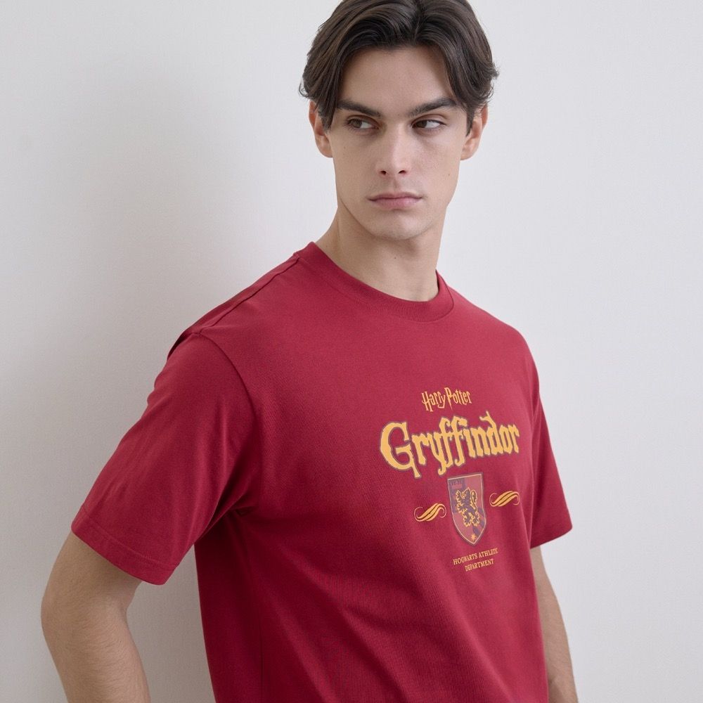 GIORDANO 男裝哈利波特授權印花短袖上衣 Harry Potter系列【多色任選】 (76 深紅)