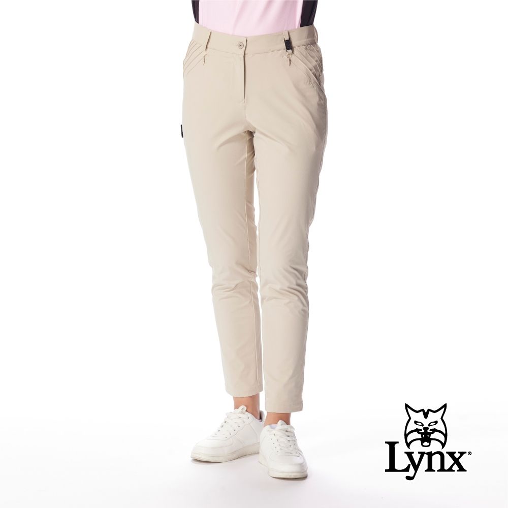 【Lynx Golf】女款修身俐落九分窄筒壓摺設計褲耳飾片時尚設計長褲(二色) (淺卡其色)