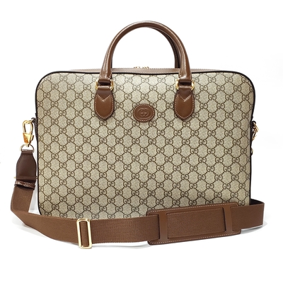 GUCCI古馳 674140 新款 Retro GG superme 系列帆布手提肩背斜背兩用公事包 GUCCI古馳 674140 新款 Retro GG Superme 系列咖啡色帆布電腦包,為全新未使用商品,採用高品質帆布與牛皮材質製成,具備拉鍊式開口、可拆式肩背背帶設計,適合日常通勤與商務場合使用。尺寸為長40.5cm x 寬6cm x 高30cm,提把高度11cm,背帶長度可調98-140cm,內設4個夾層,方便分類存放檔案與筆電。商品附有GUCCI專櫃防塵套與提袋,為歐洲GUCCI專櫃購入,性別適用為男性。