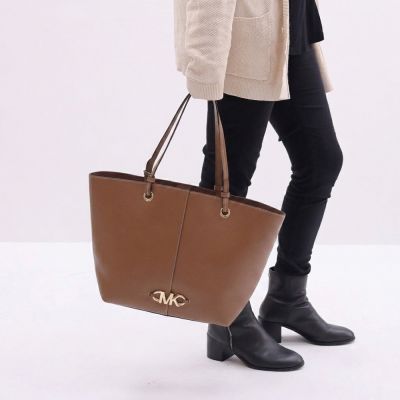MICHAEL KORS IZZY 金屬MK LOGO素面肩背托特包(咖)