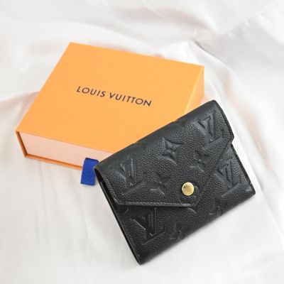 LOUIS VUITTON路易威登 LV M64060 Victorine 牛皮壓花紋零錢短夾(黑)