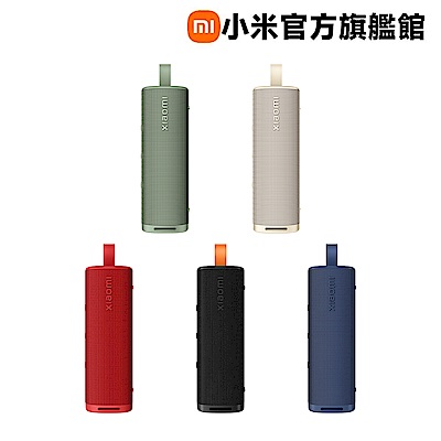 Xiaomi 小米 Sound Outdoor 是一款多功能多媒體喇叭，支援藍芽連線，提供主喇叭、環繞喇叭及左右喇叭的完整音響體驗。產品提供多種顏色選擇，包括紅色、黑色、藍色、藍青色與沙金色，輕巧便攜，適合室內與戶外使用。尺寸為 7x7x25cm，重量僅 597g，方便攜帶。內附充電線與使用說明書，提供 1 年保固，符合 NCC 認證與 BSMI 許可。