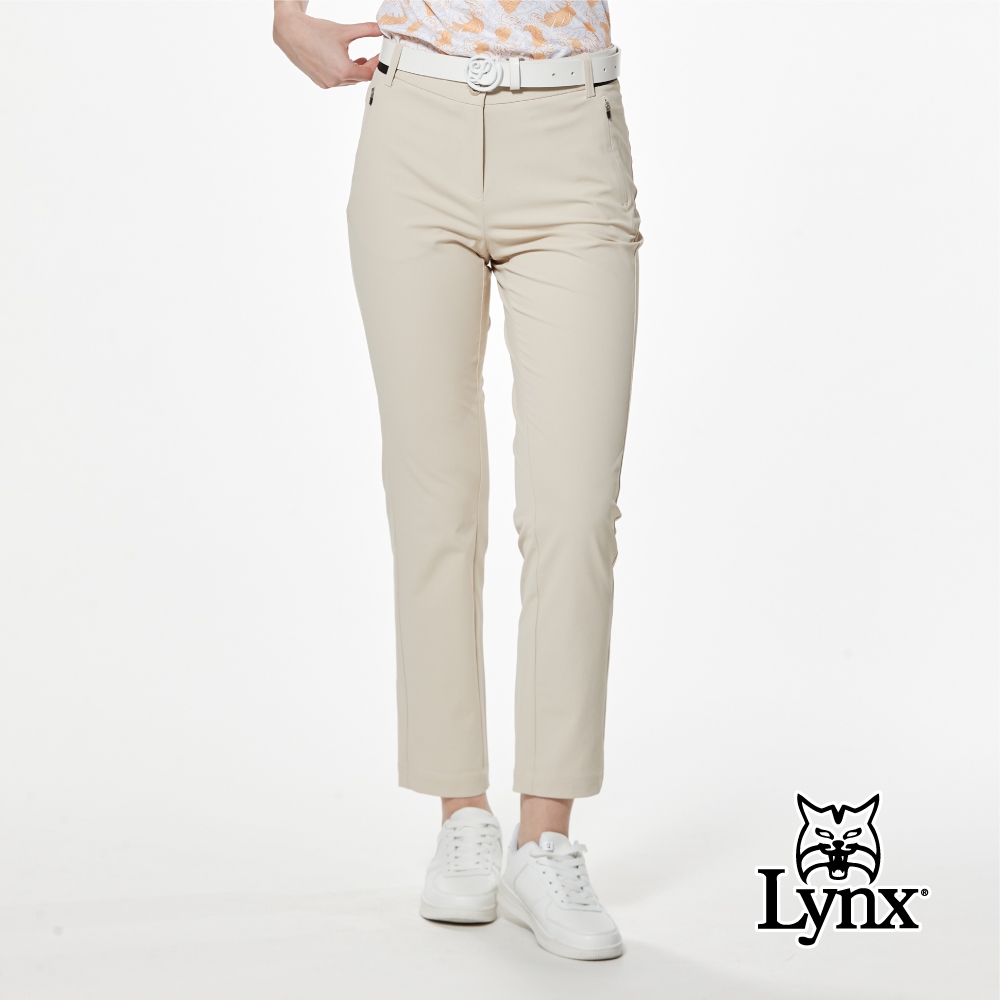 【Lynx Golf】女款吸濕排汗四面彈性剪接壓紋織帶後腰LOGO印花造型隱形拉鍊口袋窄管九分褲(二色) (卡其色)