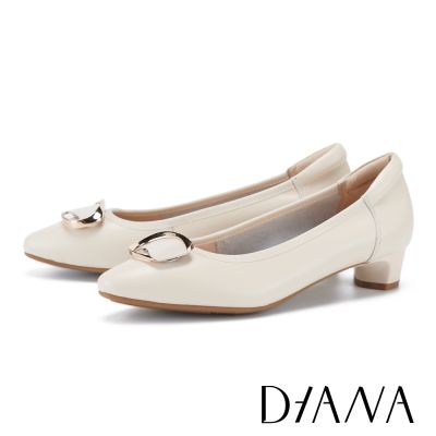 DIANA  造型金屬飾釦真皮低跟鞋 米色