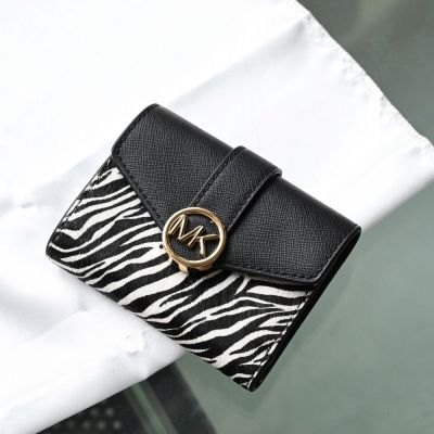 MICHAEL KORS CARMEN圓LOGO皮革動物紋毛皮三折短夾(黑)