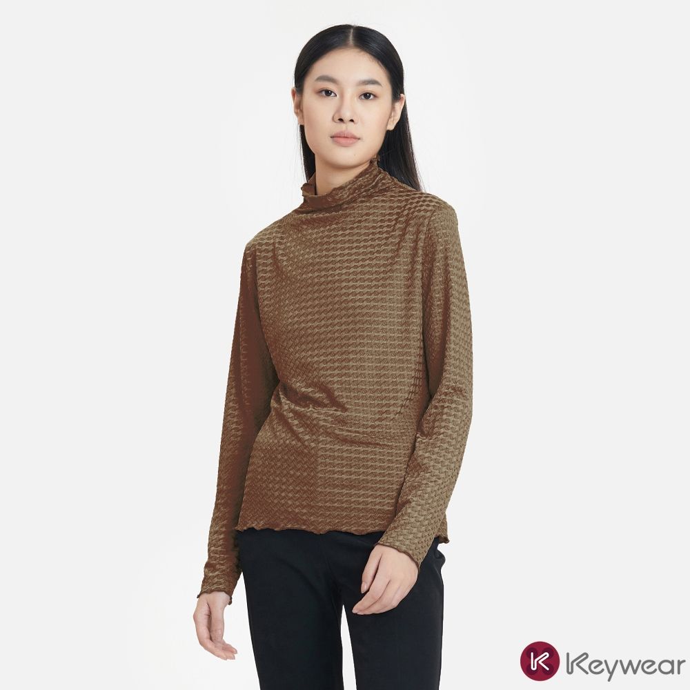KeyWear奇威名品 立體壓紋木耳邊高領上衣-紅咖啡色